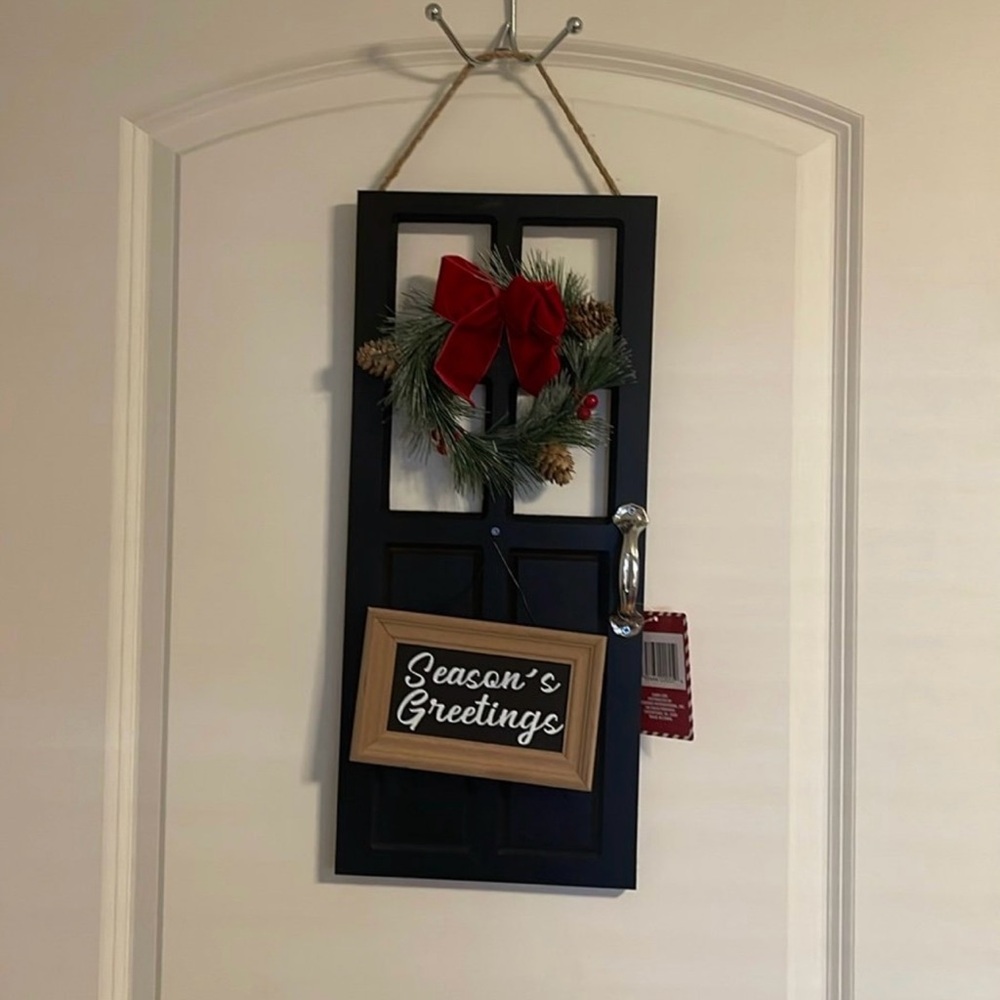 Christmas Decoration Hanging Door with a sign that says season’s greetings NWT
